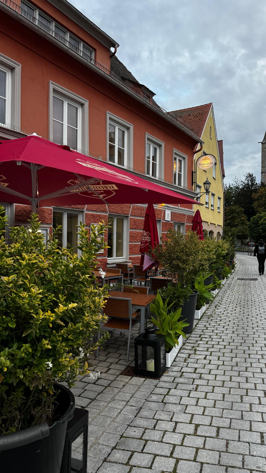 Die begrünte Terrasse des Ristorante Toscana in der Memminger Altstadt