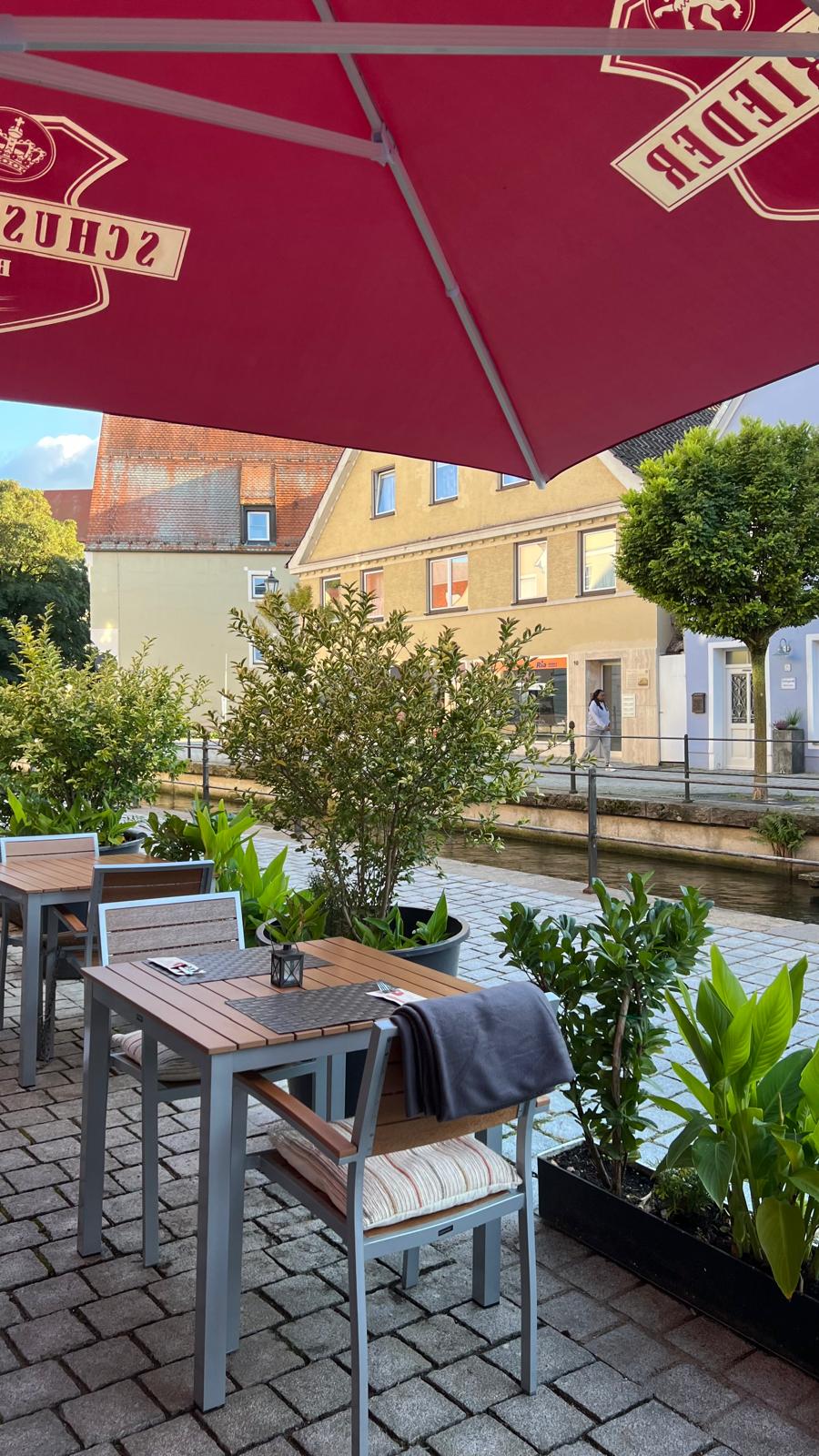 Gedeckte Tische auf der Terrasse am Wasser